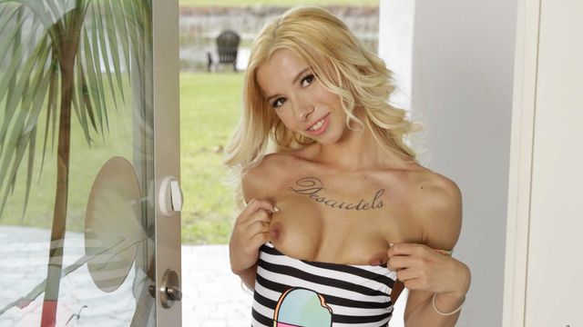 La impecable Kenzie Reeves - toma de posando - Cum Fiesta