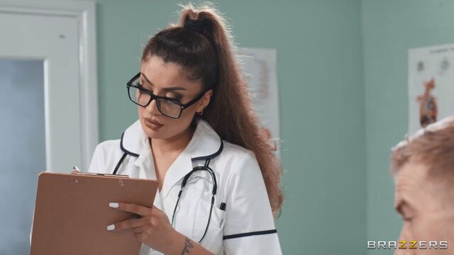 L'audacieuse Marina Maya dans contenu longues jambes