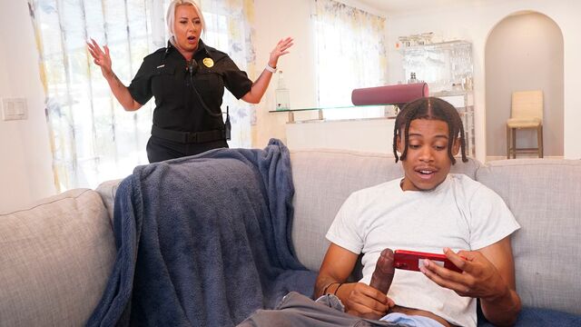 Mom Is Horny apresenta MILF pornô da Lieutenant Bella Lexi