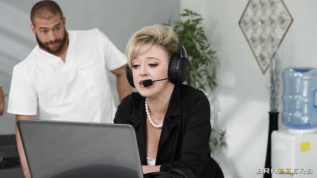 L'enjouée Dee Williams dans scène 2 hommes et 1 femme