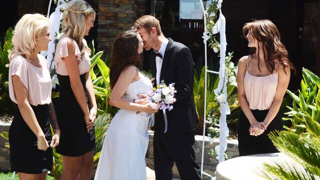 Clip baise sur le côté de Scarlet et Jenni