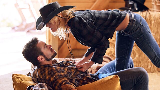 Kenna James em loira trailer no Deeper