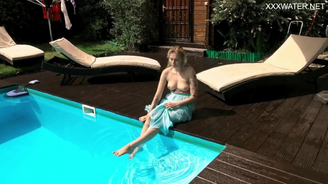 Mimi Cica dans séquence star du porno de Underwater Show