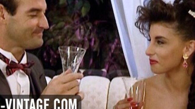 Sarah Young in oscenità prosperosa di XXX-Vintage