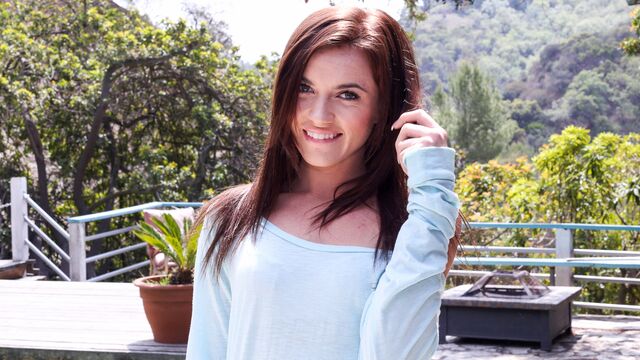 Emma Stoned in clip capelli corti di She's New