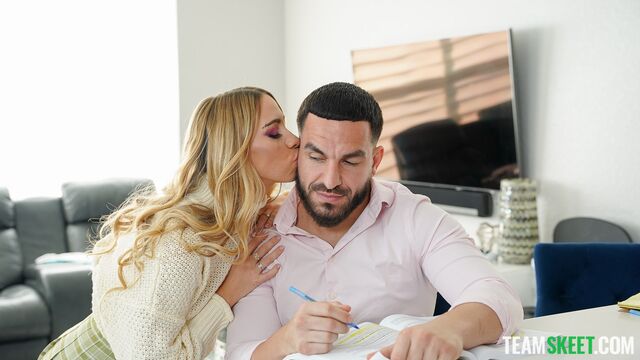 Acción de estilo perrito protagonizado por la fogosa Khloe Kapri