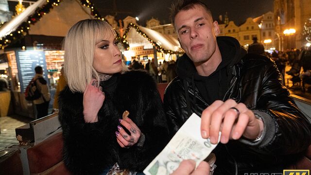 Naturale Tabitha Poison in clip bionda