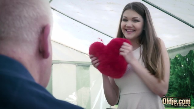 Temperamentvolle Girlie in der Hauptrolle in Alt XXX-Clip