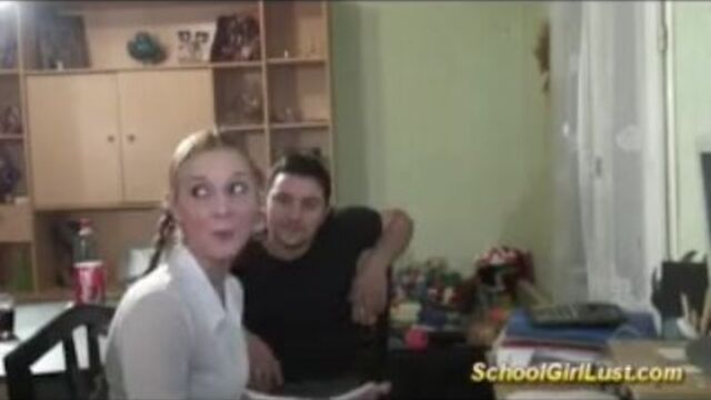 Mujercita en clip de mamadas de SchoolGirl Lust