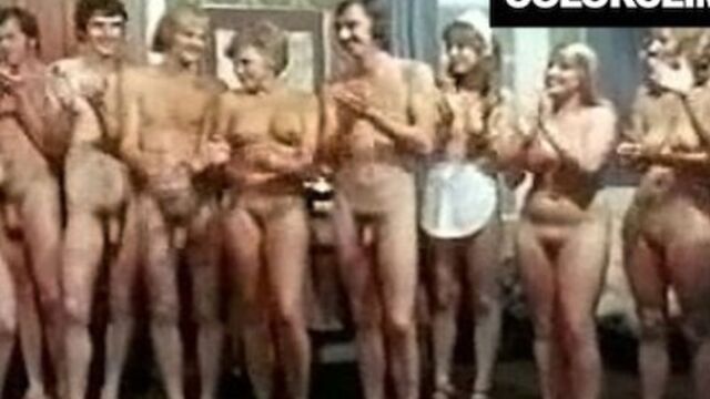 मुस्कुराना  फूहड़ का आना का क्रिया देखें