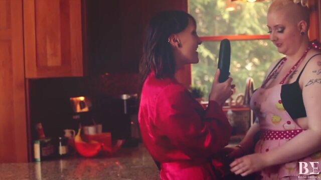 Porno de seins de taille moyenne avec la flatteuse Princess Dandy et El Bliss de Blush Erotica