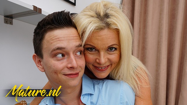 Menina em peito grande falso ação no Mature NL