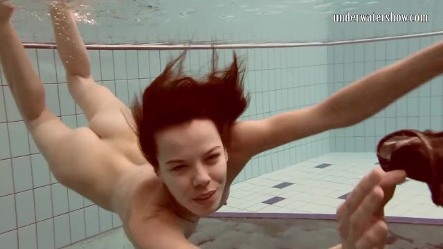 Underwater Show - porno brunette