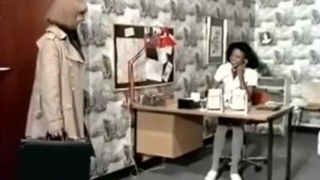 अभिजात वर्ग टमाटर का ट्रेलर देखें