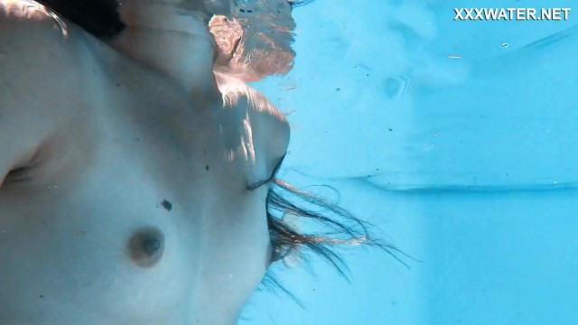 Underwater Show präsentiert Flittchen's Kleine Titten Clip