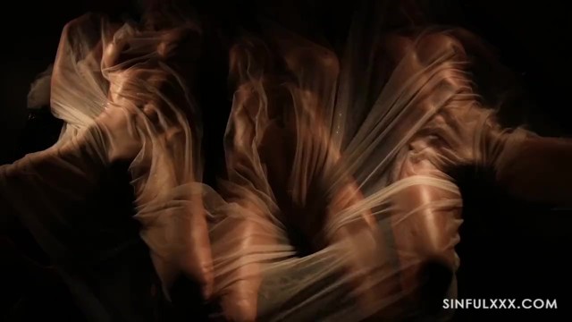 Ammaliante Mugur e Florane Russell partecipa in videata femminile amichevole