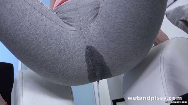 Video masturbazione con incomparabile Amanda Estela e Ashley Ocean di Wet and Pissy