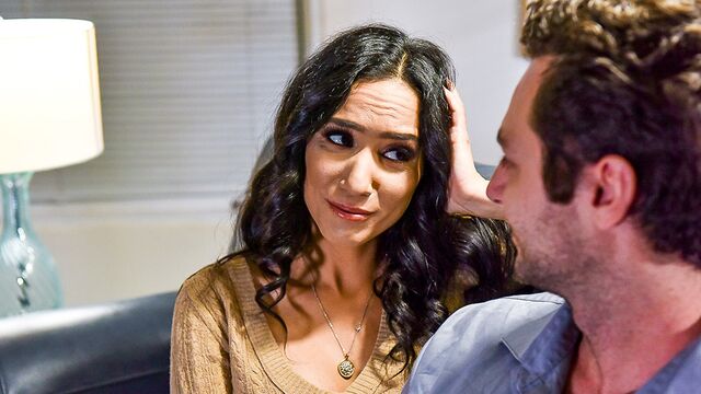 Insolita Tia Cyrus partecipa in clip tette di silicone