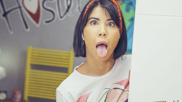 Innocente Lady Dee partecipa in porno hotel