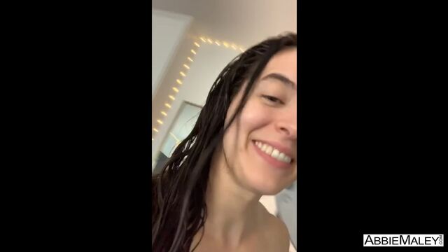 Abbie Maley प्रस्तुत करता है Abbie Maley का लंबे बाल फुटेज