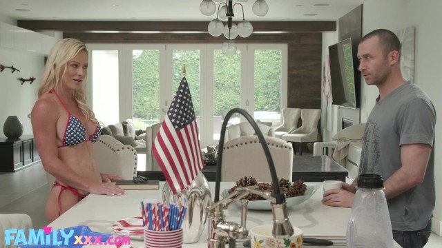 Sydney Hail e July em família ação no FAMILYxxx