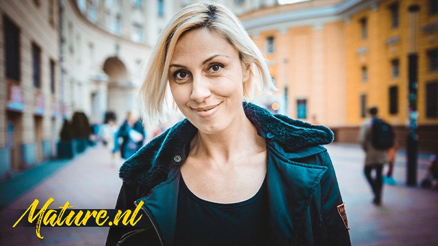 Bellina Eva Black - filmato grandi poppe naturali - Mature NL