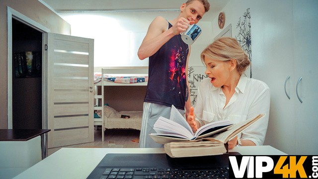 Nobile Martin Spell in trailer bionda