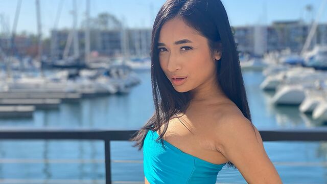 Sesso cazzo grosso con lussuriosa Avery Black di BJ Raw