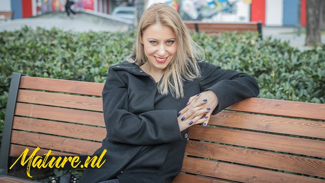 रोमांचित Nikky का बुत लिंग