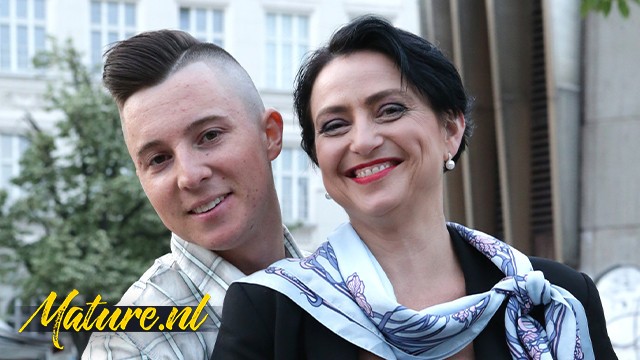 L'éblouissante Lucinda en vedette dans porno gros seins