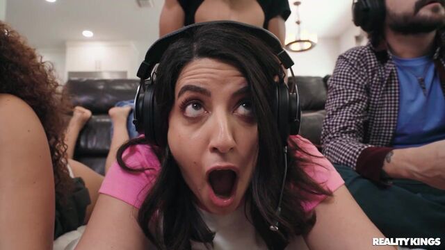 Willow Ryder y Sarah Arabic en pornografía de misionero de Hot Girls Game