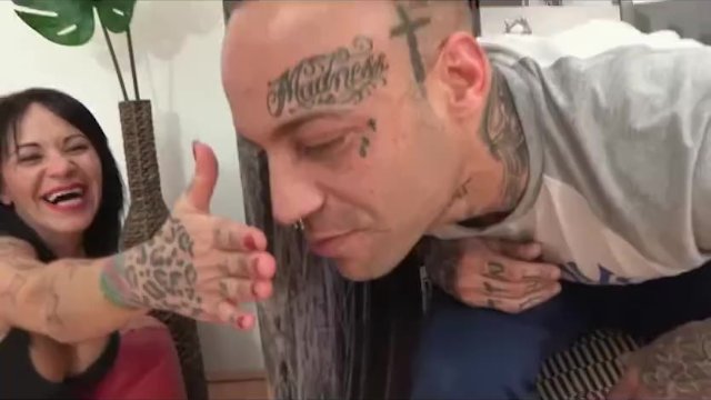 Película de mujer tatuada con jovencita