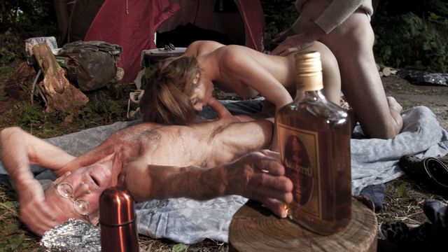 Sexe de double péné avec la divine Lora Summer de Oldje