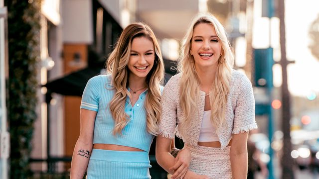 Reverse cowgirl smut with rocking Naomi Swann and Kenna James from Vixen