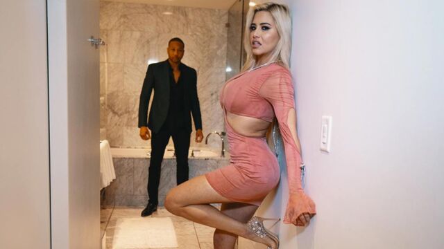 Caitlin Bell en adelanto de piernas largas de legendaryx