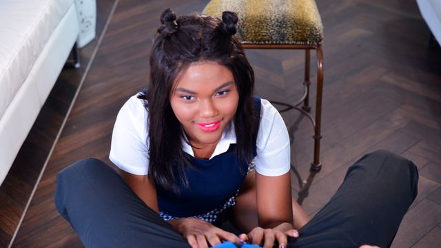 Mira tráiler con la juguetona Yara Skye