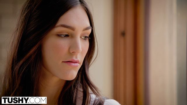 Tushy presenta sesso castana con Holly Michaels