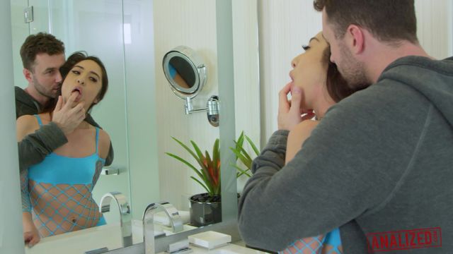 Analized - legs on shoulders action