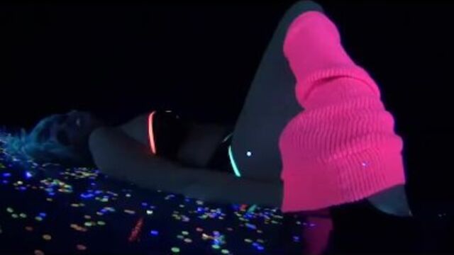 L'attrayante Samantha Saint dans bande-annonce masturber