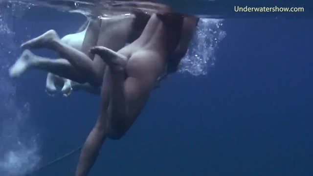 Unterwäsche Pornofilm mit hinreißender Püppchen von Underwater Show