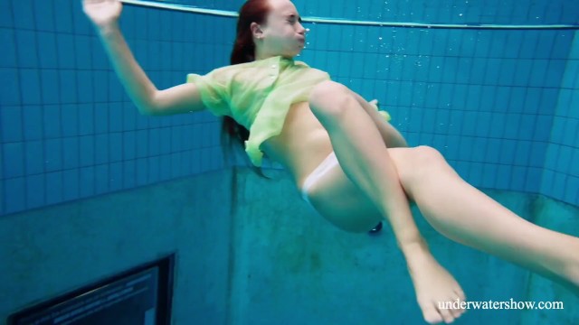 Underwater Show presenta clip con las junto a la piscina de mamasota