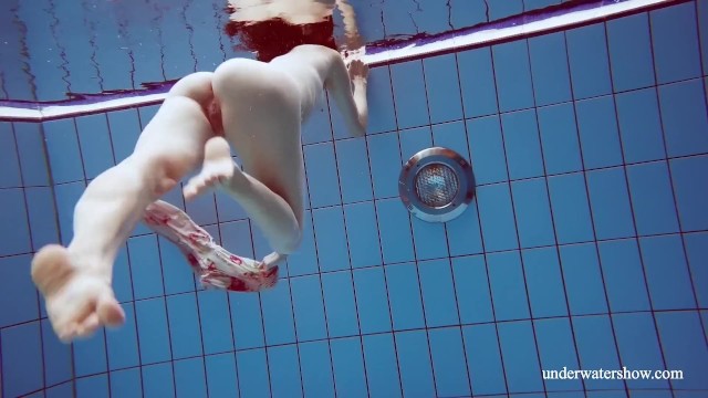 Action de petite avec l'hypnotique Martina de Underwater Show