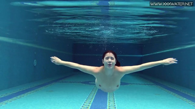 प्रतिभाशाली  Lady Dee में सार्वजनिक दृश्य