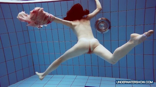 Contenu x petits seins de l'amusante Martina 