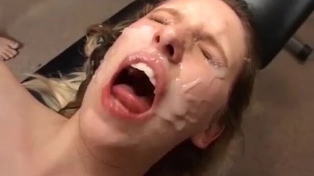 La cautivante ramera en pornografía de gangbang