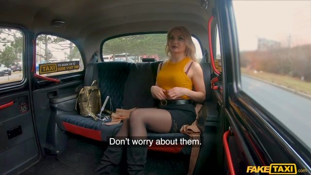 L'enjouée Caty Kiss - scène drague - Fake Taxi