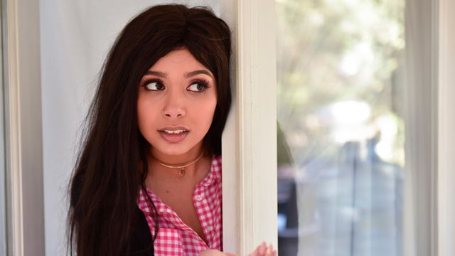 Bezaubernde Aaliyah Hadid in der Hauptrolle in Behaart Clip