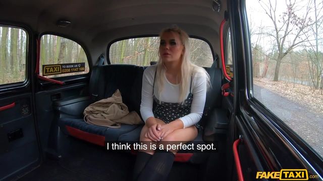 Straordinaria Gina Varney partecipa in scena cowgirl al contrario