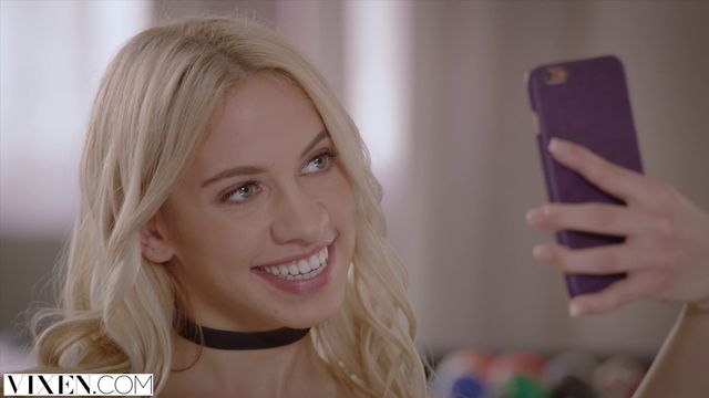 Vixen presenta escena con las follar y lamer de Khloe Kapri y Alex Grey