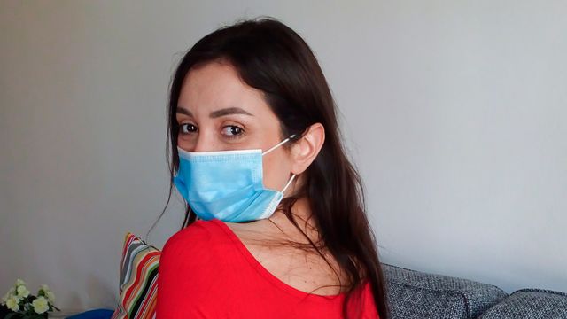 Valentina Bianco em Tirando a roupa pornô no Stay Home MILF